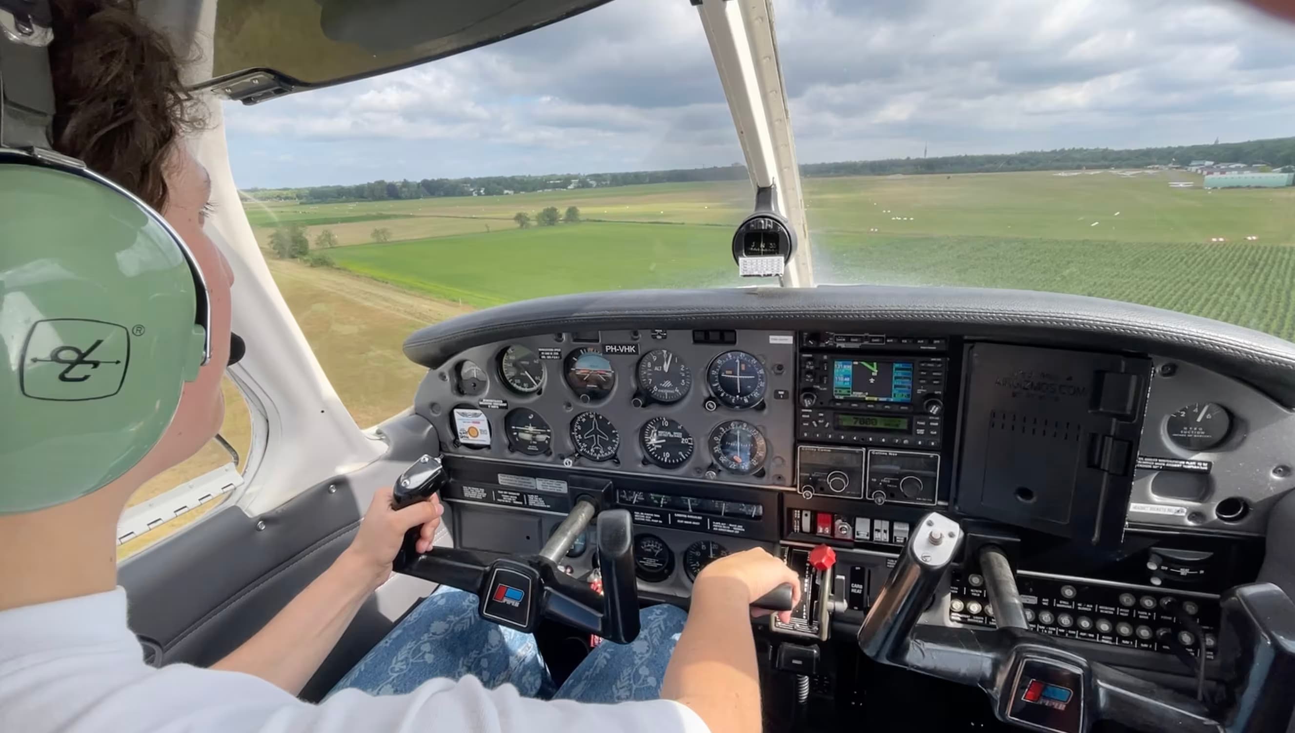 Eleve pilote en approche de la piste depuis le cockpit d'un avion de Vliegschool Hilversum