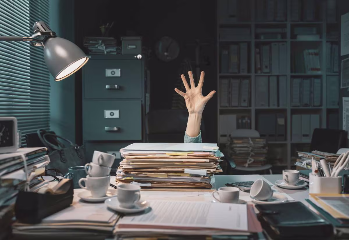 Professional overwhelmed by too much information during a digital learning session